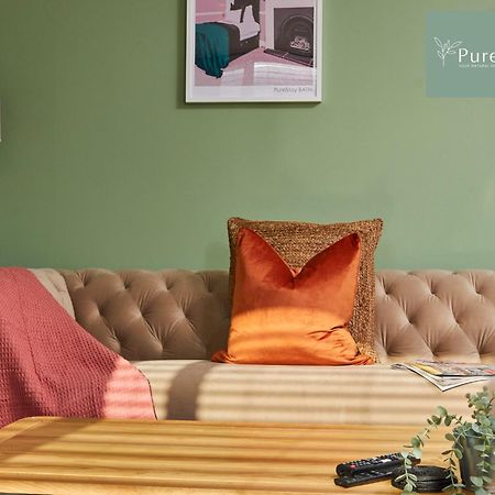 Superb House Manchester Near Etihad With Free Parking Sleeps 8 Exteriör bild