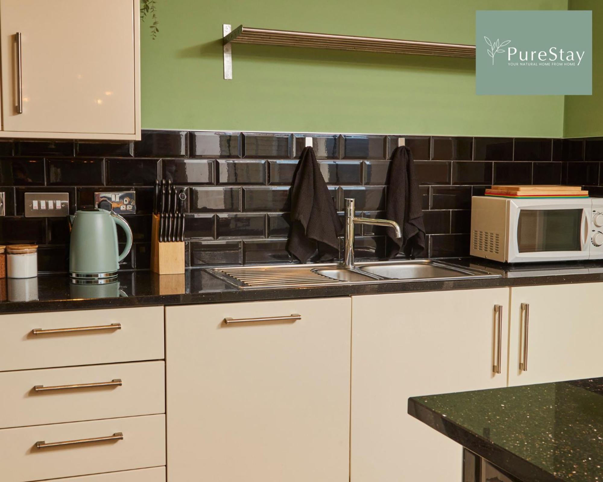 Superb House Manchester Near Etihad With Free Parking Sleeps 8 Exteriör bild
