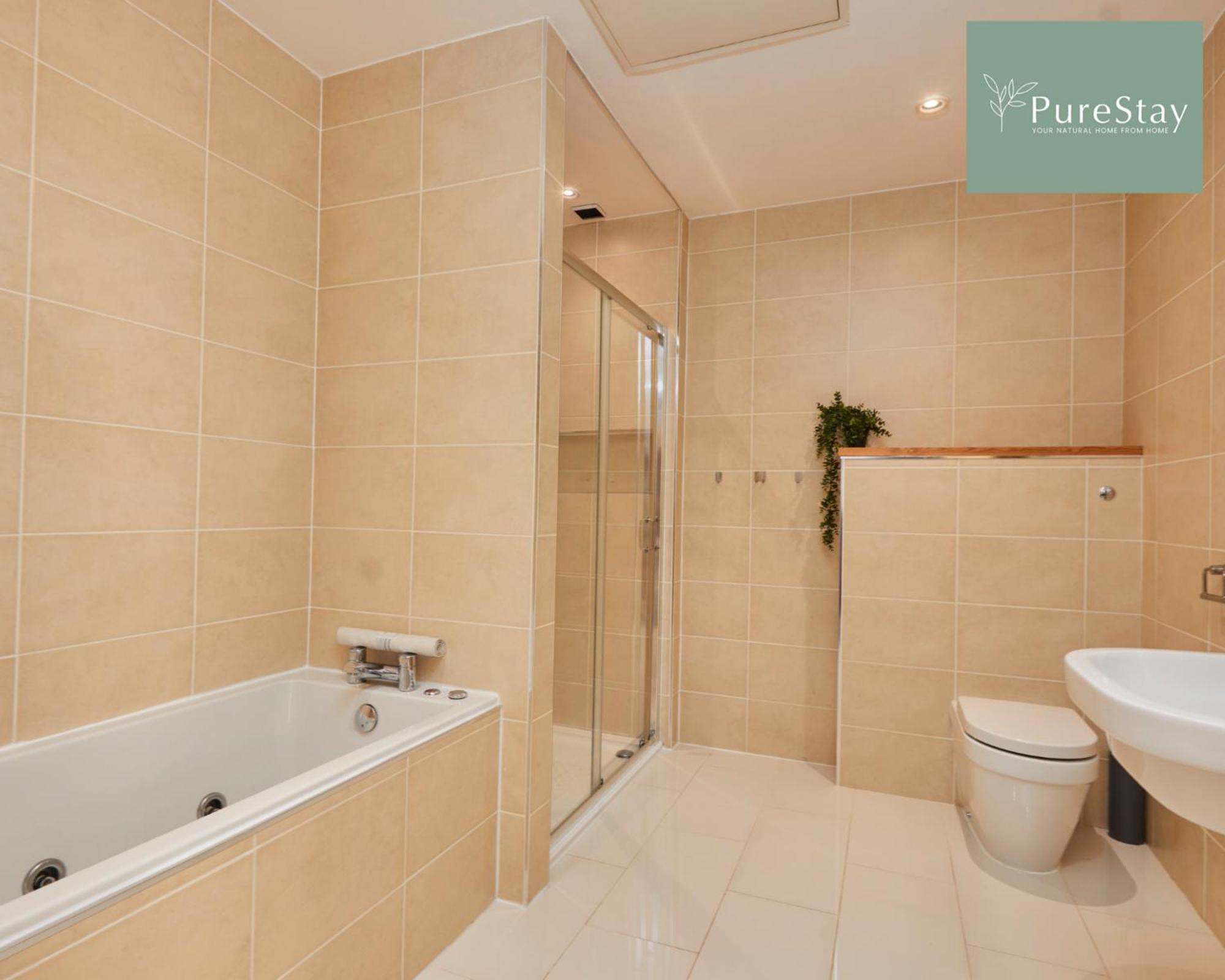 Superb House Manchester Near Etihad With Free Parking Sleeps 8 Exteriör bild