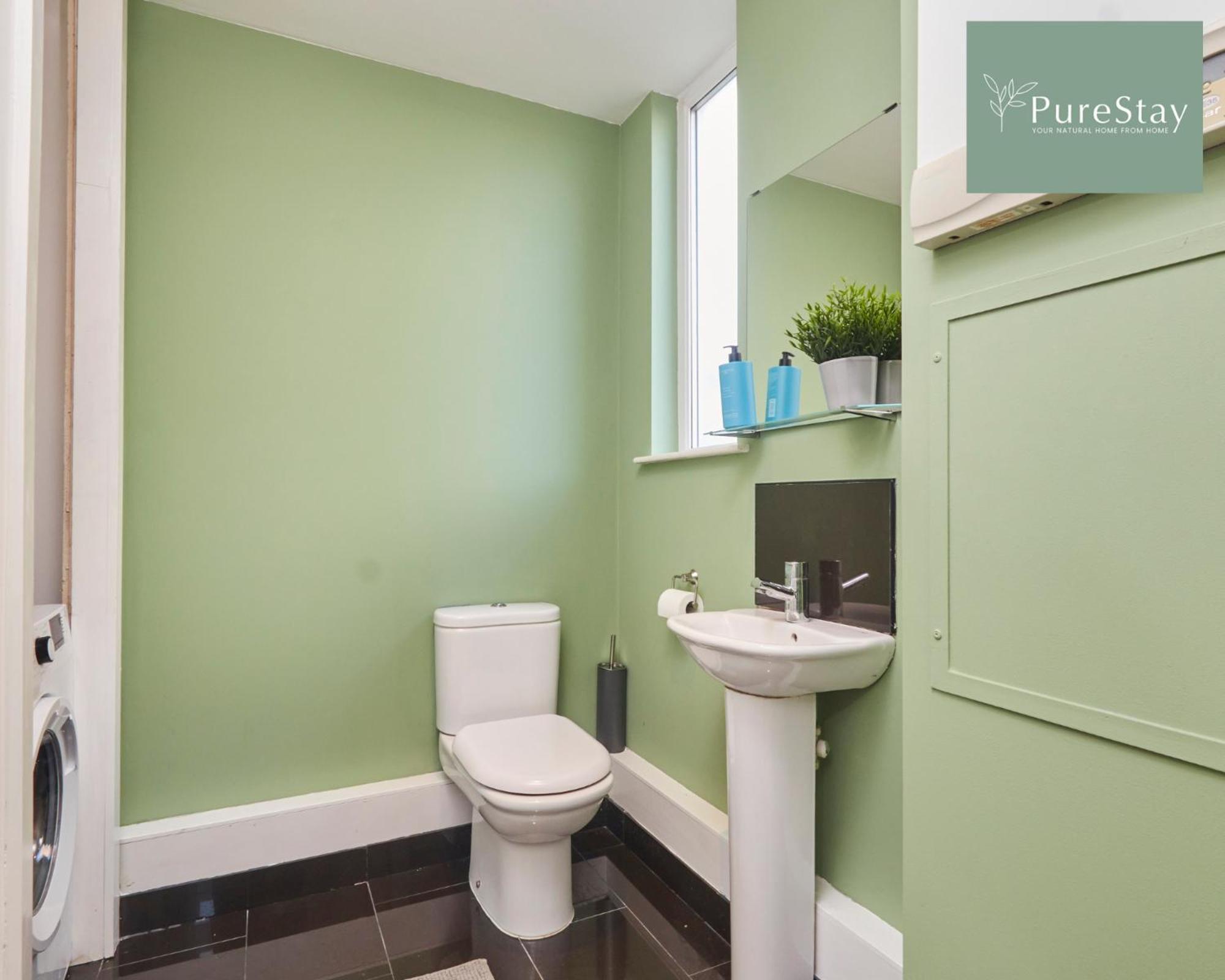 Superb House Manchester Near Etihad With Free Parking Sleeps 8 Exteriör bild