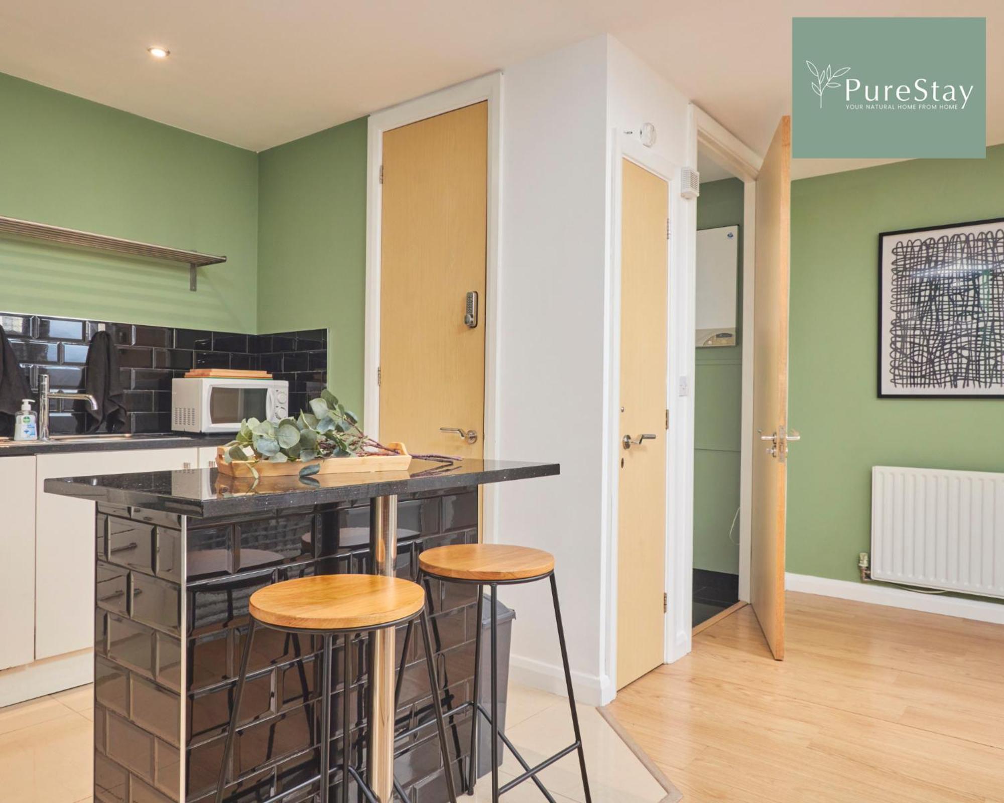 Superb House Manchester Near Etihad With Free Parking Sleeps 8 Exteriör bild