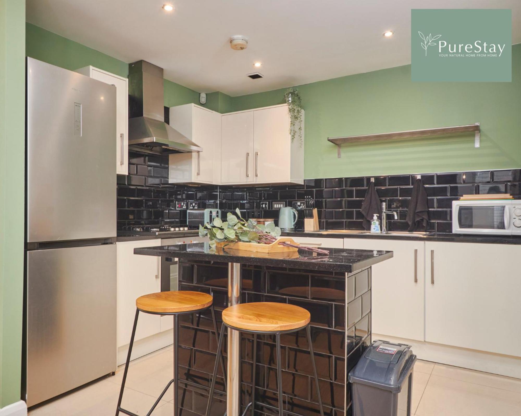 Superb House Manchester Near Etihad With Free Parking Sleeps 8 Exteriör bild