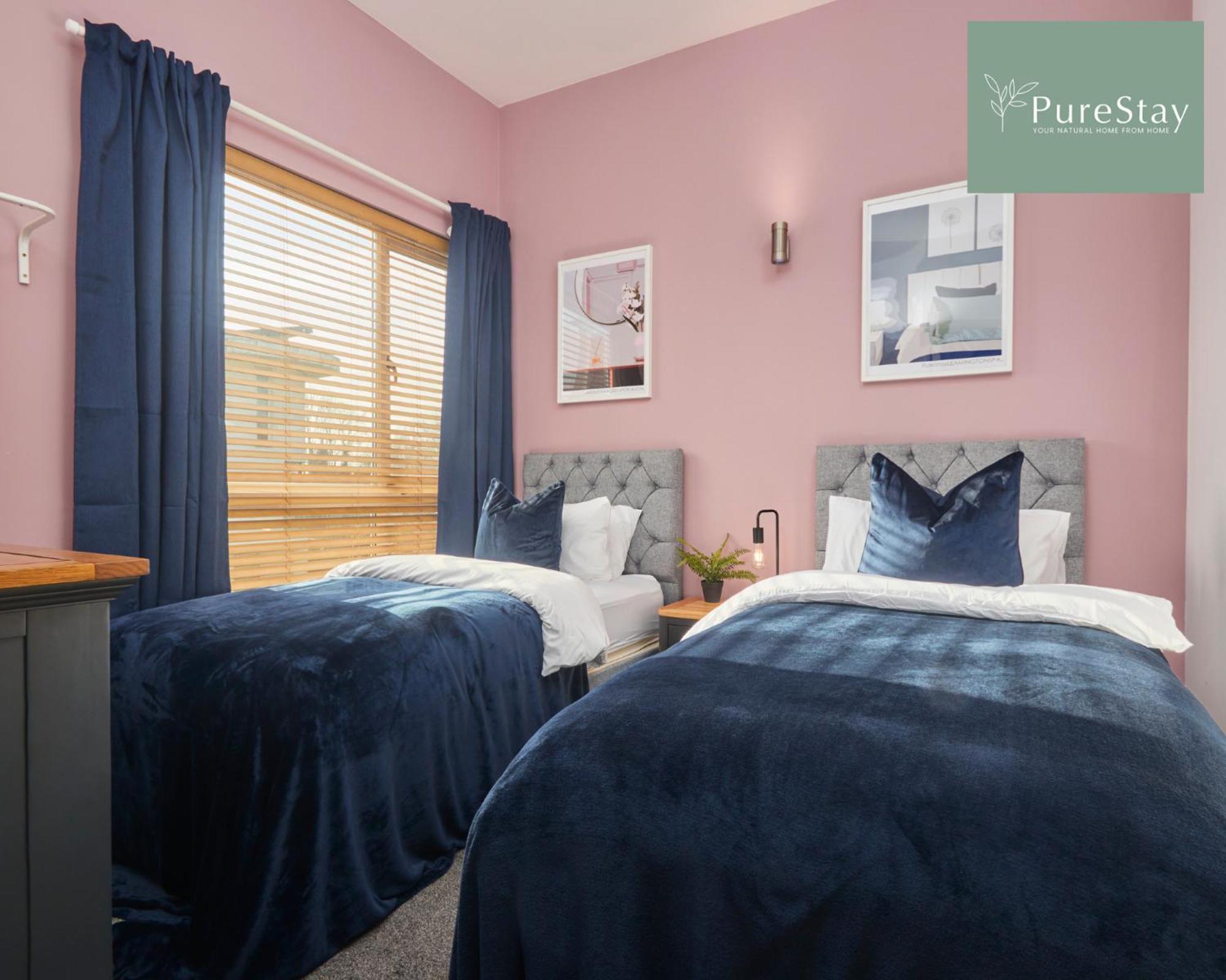 Superb House Manchester Near Etihad With Free Parking Sleeps 8 Exteriör bild