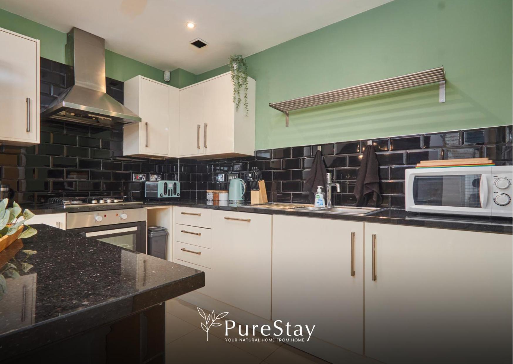 Superb House Manchester Near Etihad With Free Parking Sleeps 8 Exteriör bild